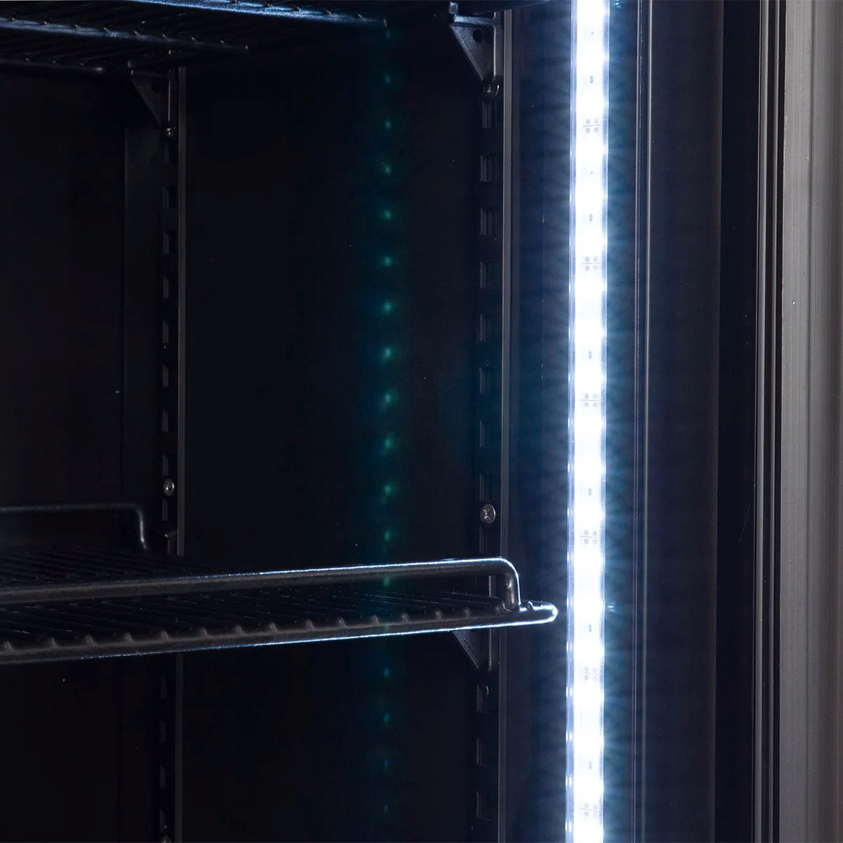Armoire à boissons GKS-160 Slim, 160 litres de volume de refroidissement, éclairage intérieur, noire