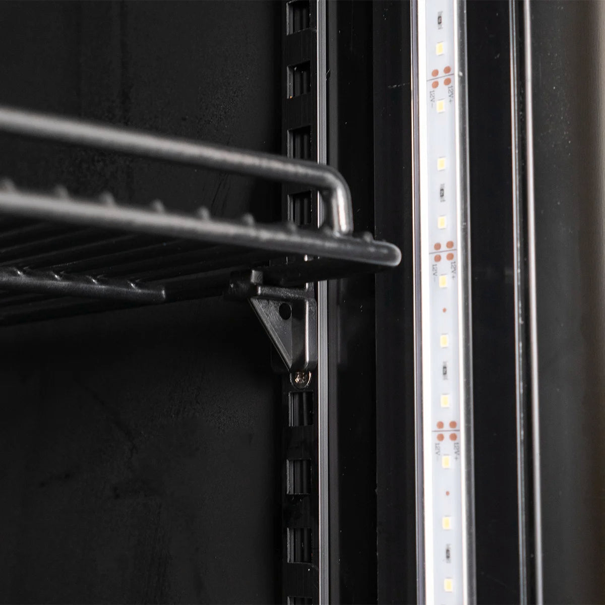 Armoire à boissons GKS-160 Slim, 160 litres de volume de refroidissement, éclairage intérieur, noire