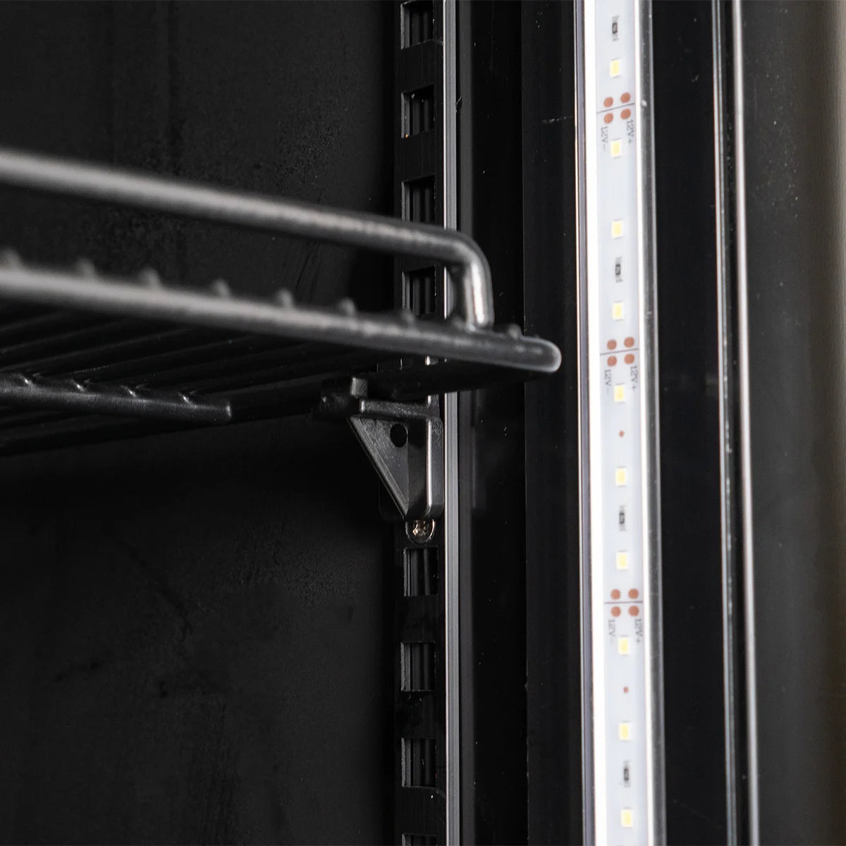 Armoire à boissons GKS-160 Slim, 160 litres de volume de refroidissement, éclairage intérieur, noire