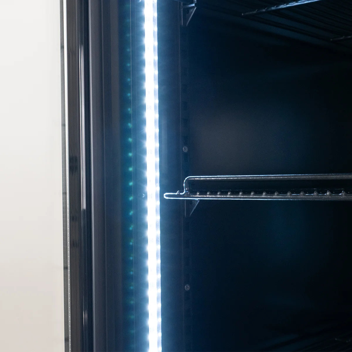 Armoire à boissons ECO 1500 avec portes battantes et fronton lumineux
