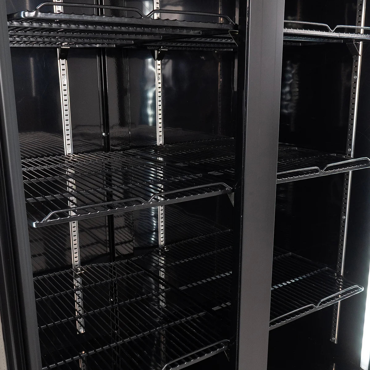 Armoire à boissons ECO 630 avec enseigne lumineuse et portes battantes