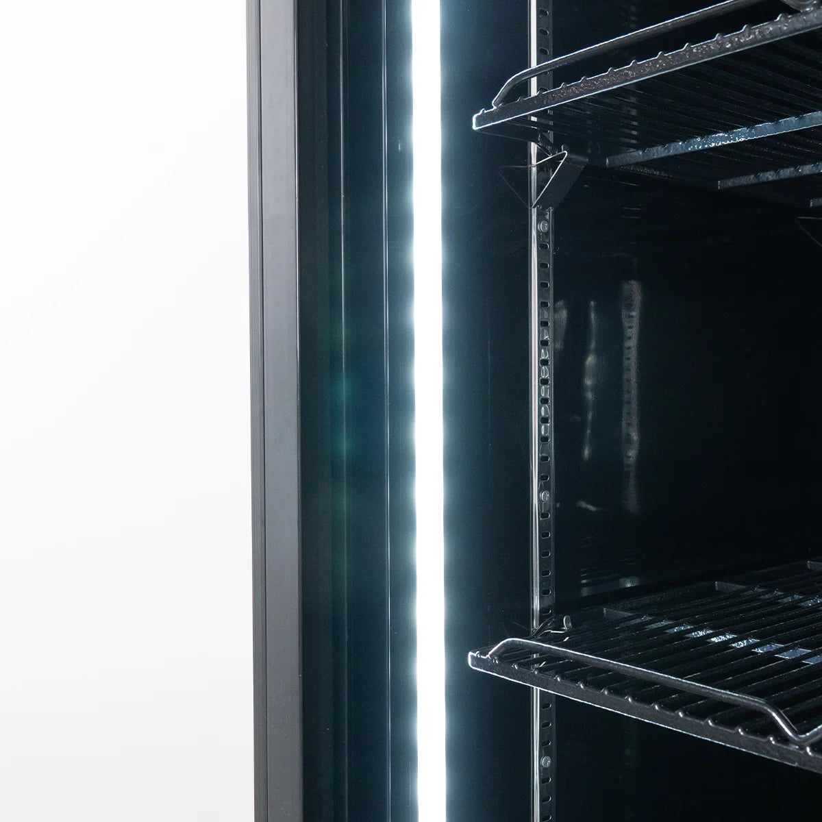Armoire à boissons ECO 630 avec enseigne lumineuse et portes coulissantes