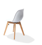 Feros Keeve chaise empilable blanche sans accoudoirs, structure en bois de bouleau et assise en plastique, 470 x 530 x 830 mm