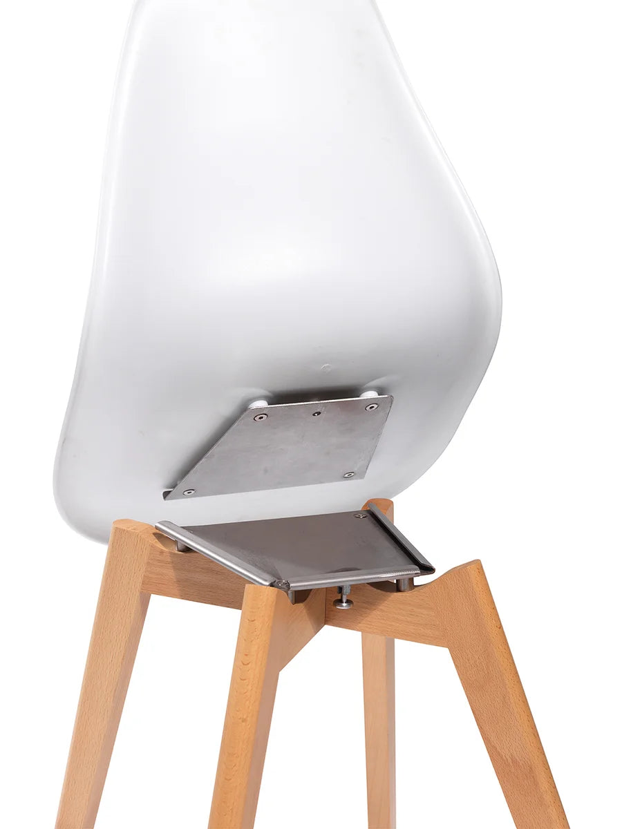 Feros Keeve chaise empilable blanche sans accoudoirs, structure en bois de bouleau et assise en plastique, 470 x 530 x 830 mm