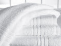 Serviette de bain en éponge bouclette Ambassador avec 4 bandes décoratives - 100 x 150 cm
