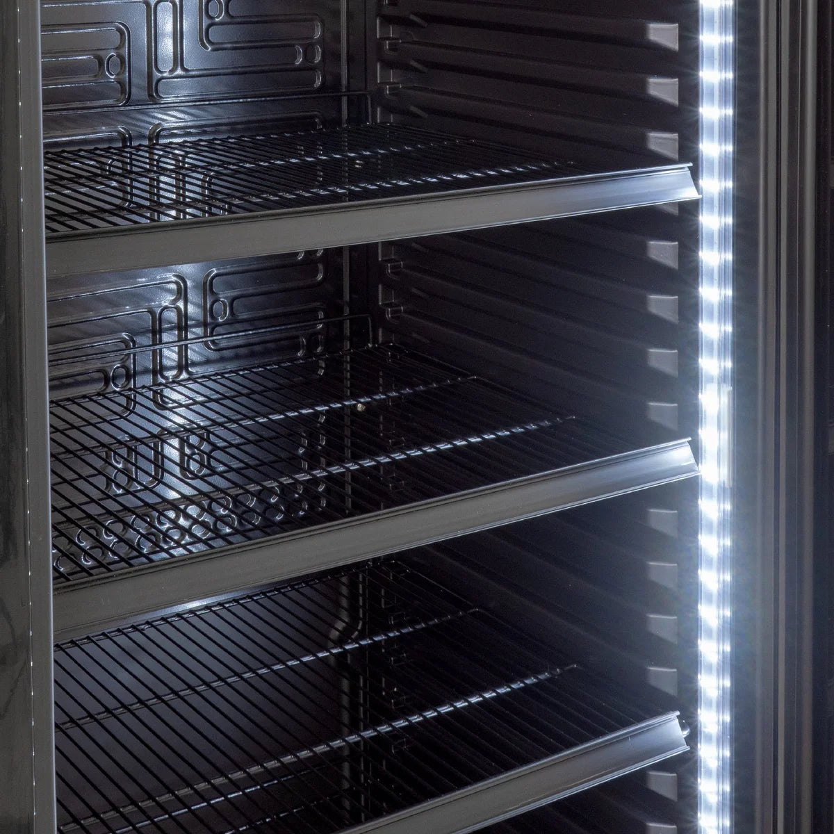 Armoire à boissons GK-360BB, volume utile 360 Litres, 4 clayettes réglables, éclairage intérieur, verrouillable, noir