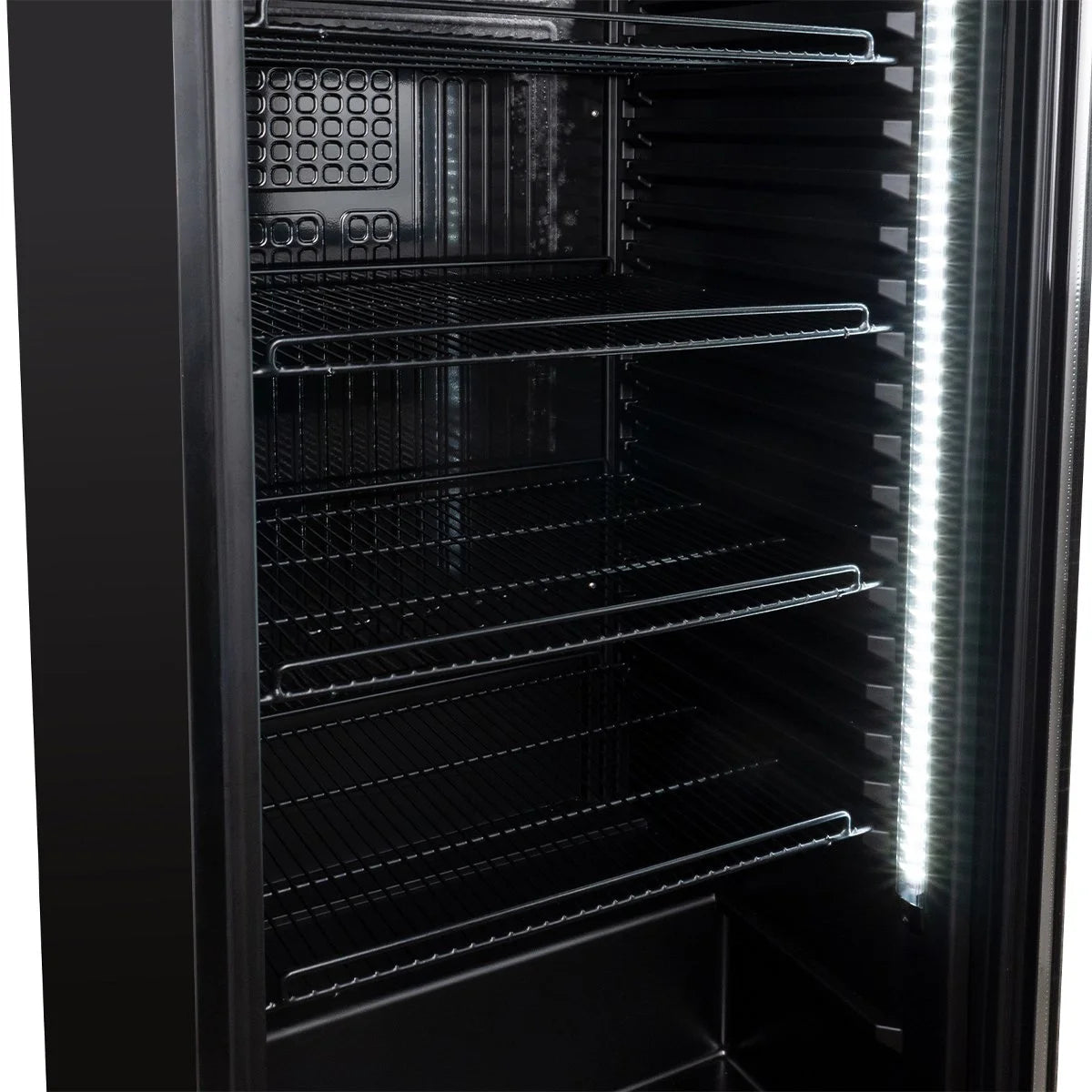 Armoire à boissons GKS-230, volume utile 230 litres, 4 clayettes réglables, éclairage intérieur, verrouillable, noir